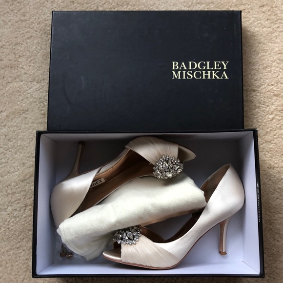 Badgley Mischka Pearson D'Orsay Pump - Picture 2 of 7
